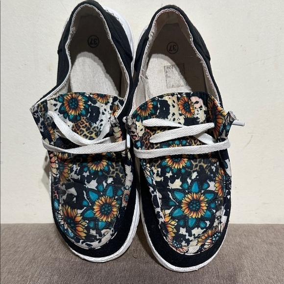 Source Unknown Shoes - Source Unknown Floral Patterned Women Shoes  Black and Multicolor